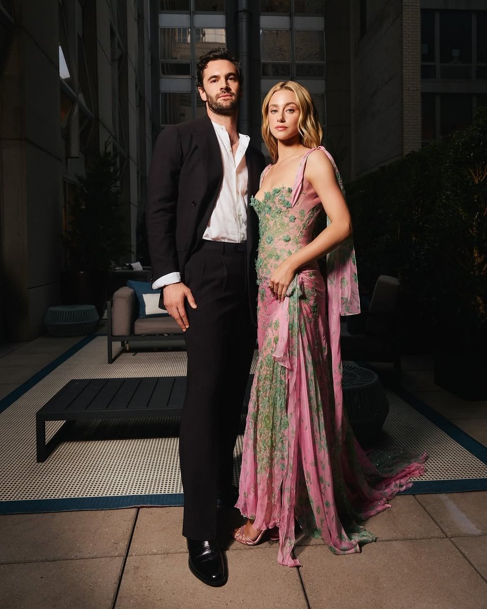 FRLiliReinhart's tweet photo. 📸 | It's giving chemistry! Lili Reinhart and Tom Bateman ready for the NYC premiere of 'The Love Hypothesis'. ✨ https://t.co/HoWrhl2bJl