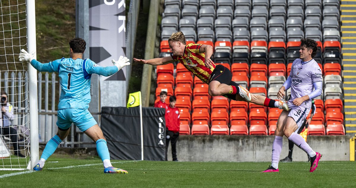 gfmcharg's tweet photo. Is it a bird is it a plane nope it’s SuperSam - A 0-0 at the Fortress Firhill - a draw seemed to be a fair result as no team provided a real spark in the game - #freelancephotographer #scotland #partickthistle #raithrovers #spfl https://t.co/5p8OxpjB8S