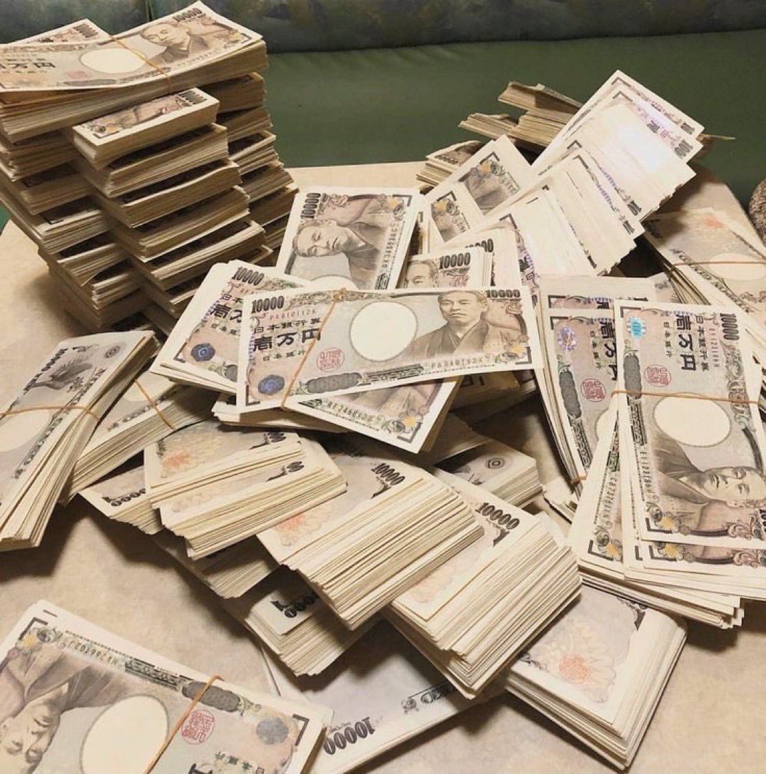 8Waf4nJi4fh7Vfi's tweet photo. もし本日1億円を受け取ったら、何に使いますか？🤔💴

1 借金を返済する

2 投資してください

3 それを使って生活をより良くしてください https://t.co/rkRH2OjnKG