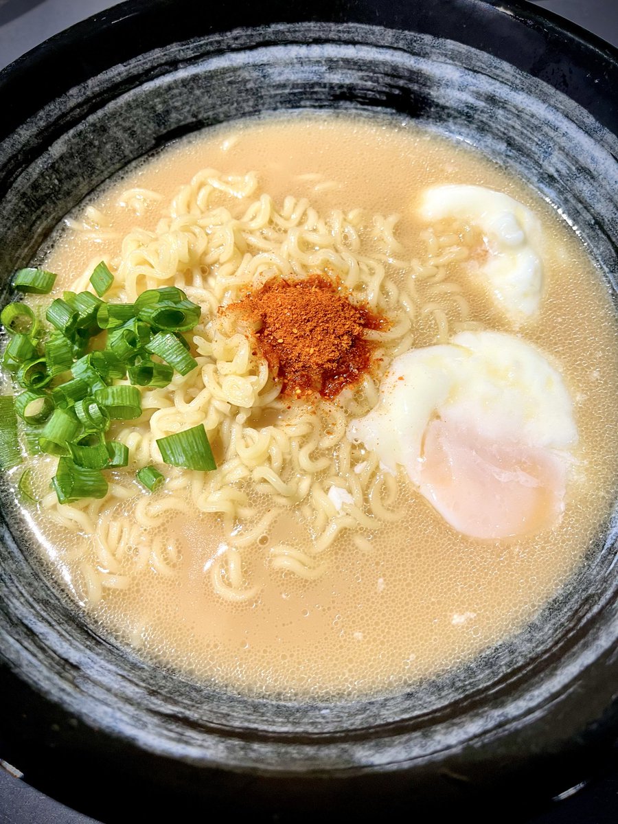 belgiumbier's tweet photo. 日本に帰った時に食べられなかった一蘭のラーメン。

成田空港でインスタント麺が2000円くらいとなかなかの値段で売っていだけれど食べたくて買ってみた。

美味しかったけど麺がインスタント麺って感じでそこが残念。　　

次こそは並んで食べようと思う。 https://t.co/kh48Pf2F5F