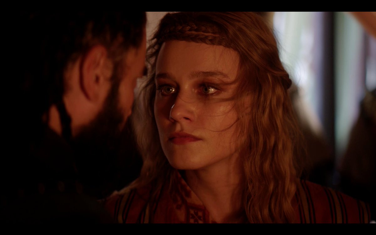 beklenenkral's tweet photo. atv’nin Bozdağ Film imzalı yeni dizisi, Anadolu Selçuklu Sultanı Alaeddin Keykubat’ın hayatından ilhamla hazırlanan ‘#AşkveTaht’, üçüncü bölümüyle ekrana gelmeye hazırlanıyor. Alaeddin’in savaş ilanıyla heyecan yükselirken, Kir Vard’ın Destina’yı Andreas’la evlendirme kararı ve Melike Hatun’un bu gelişme karşısındaki tavrı tanıtıma damga vuruyor. 

KİR VARD, DESTİNA’NIN KADERİNİ BELİRLEDİ!
Kir Vard’ın, Destina’yı Andreas’la evlendirmeye karar vermesi dengeleri altüst ediyor. Babasının kararı karşısında zor durumda kalan Destina’nın ne yapacağı merak konusu olurken, bu evlilik ihtimali Alaeddin ile Destina’nın kavuşmasının önündeki en büyük engel haline geliyor.

ALAEDDİN’DEN VARD’A SAVAŞ İLANI!
Kir Vard’a karşı  ‘O zaman savaş olacak!’ sözleriyle meydan okuyan Alaeddin, hem aşkı hem de geleceği için büyük bir mücadeleyi başlatacağının işaretini veriyor. Alaeddin’in bu çıkışı iki taraf arasındaki gerilimi savaşa taşırken, ikilinin bütün engellere rağmen birbirlerine kavuşup kavuşamayacağıysa yeni bölümün en büyük sorusu oluyor.

Alaeddin ile Destina’nın evlenemeyecek gibi görünmesi, Melike Hatun cephesinde ise sevinçle karşılanıyor. Kir Vard’ın aldığı karardan memnun olan Melike Hatun’un bu gelişmeyi kendi lehine nasıl değerlendireceği ve Alaeddin’in hamlesine karşı nasıl bir yol izleyeceği merak uyandırıyor.