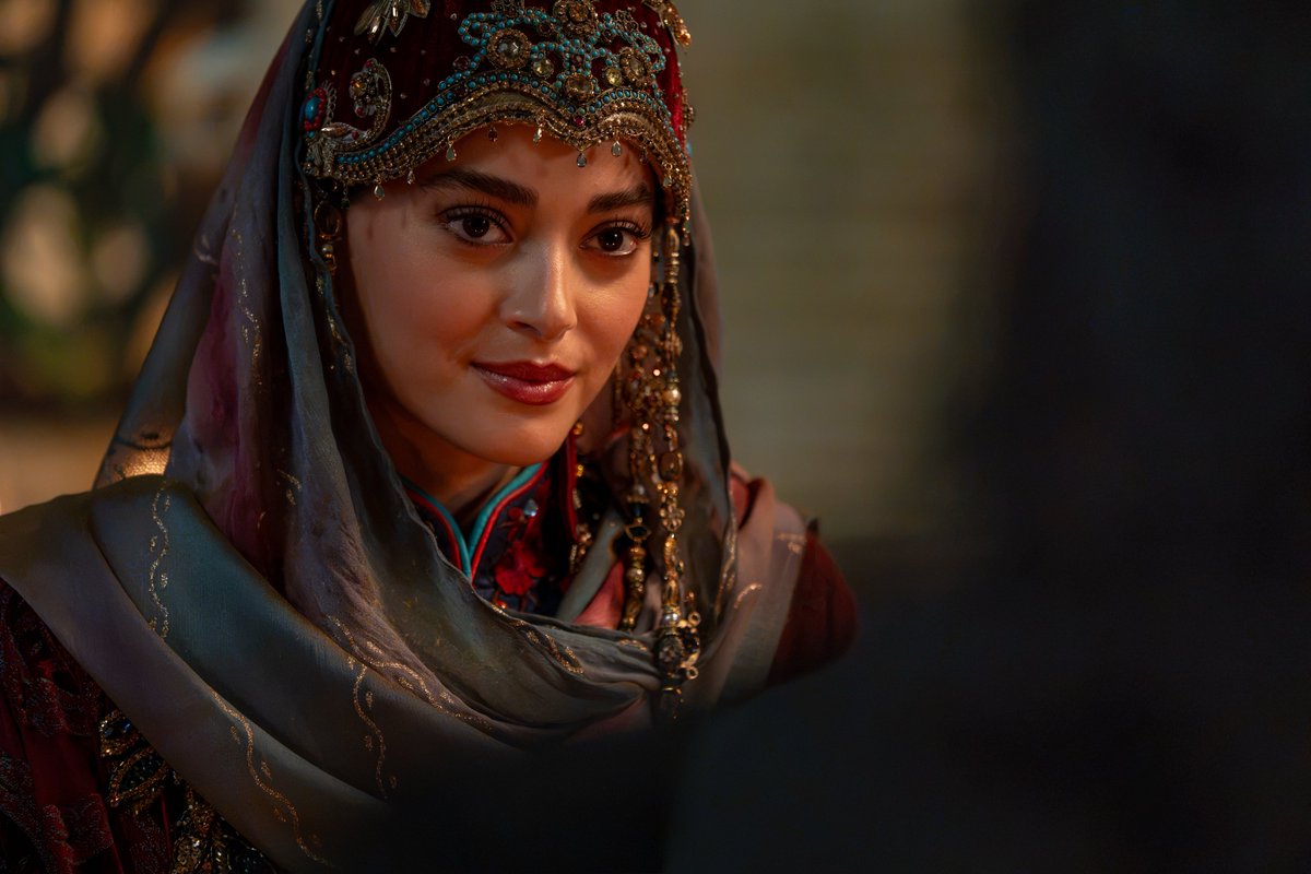 beklenenkral's tweet photo. atv’nin Bozdağ Film imzalı yeni dizisi, Anadolu Selçuklu Sultanı Alaeddin Keykubat’ın hayatından ilhamla hazırlanan ‘#AşkveTaht’, üçüncü bölümüyle ekrana gelmeye hazırlanıyor. Alaeddin’in savaş ilanıyla heyecan yükselirken, Kir Vard’ın Destina’yı Andreas’la evlendirme kararı ve Melike Hatun’un bu gelişme karşısındaki tavrı tanıtıma damga vuruyor. 

KİR VARD, DESTİNA’NIN KADERİNİ BELİRLEDİ!
Kir Vard’ın, Destina’yı Andreas’la evlendirmeye karar vermesi dengeleri altüst ediyor. Babasının kararı karşısında zor durumda kalan Destina’nın ne yapacağı merak konusu olurken, bu evlilik ihtimali Alaeddin ile Destina’nın kavuşmasının önündeki en büyük engel haline geliyor.

ALAEDDİN’DEN VARD’A SAVAŞ İLANI!
Kir Vard’a karşı  ‘O zaman savaş olacak!’ sözleriyle meydan okuyan Alaeddin, hem aşkı hem de geleceği için büyük bir mücadeleyi başlatacağının işaretini veriyor. Alaeddin’in bu çıkışı iki taraf arasındaki gerilimi savaşa taşırken, ikilinin bütün engellere rağmen birbirlerine kavuşup kavuşamayacağıysa yeni bölümün en büyük sorusu oluyor.

Alaeddin ile Destina’nın evlenemeyecek gibi görünmesi, Melike Hatun cephesinde ise sevinçle karşılanıyor. Kir Vard’ın aldığı karardan memnun olan Melike Hatun’un bu gelişmeyi kendi lehine nasıl değerlendireceği ve Alaeddin’in hamlesine karşı nasıl bir yol izleyeceği merak uyandırıyor.