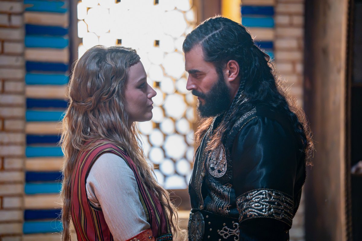 beklenenkral's tweet photo. atv’nin Bozdağ Film imzalı yeni dizisi, Anadolu Selçuklu Sultanı Alaeddin Keykubat’ın hayatından ilhamla hazırlanan ‘#AşkveTaht’, üçüncü bölümüyle ekrana gelmeye hazırlanıyor. Alaeddin’in savaş ilanıyla heyecan yükselirken, Kir Vard’ın Destina’yı Andreas’la evlendirme kararı ve Melike Hatun’un bu gelişme karşısındaki tavrı tanıtıma damga vuruyor. 

KİR VARD, DESTİNA’NIN KADERİNİ BELİRLEDİ!
Kir Vard’ın, Destina’yı Andreas’la evlendirmeye karar vermesi dengeleri altüst ediyor. Babasının kararı karşısında zor durumda kalan Destina’nın ne yapacağı merak konusu olurken, bu evlilik ihtimali Alaeddin ile Destina’nın kavuşmasının önündeki en büyük engel haline geliyor.

ALAEDDİN’DEN VARD’A SAVAŞ İLANI!
Kir Vard’a karşı  ‘O zaman savaş olacak!’ sözleriyle meydan okuyan Alaeddin, hem aşkı hem de geleceği için büyük bir mücadeleyi başlatacağının işaretini veriyor. Alaeddin’in bu çıkışı iki taraf arasındaki gerilimi savaşa taşırken, ikilinin bütün engellere rağmen birbirlerine kavuşup kavuşamayacağıysa yeni bölümün en büyük sorusu oluyor.

Alaeddin ile Destina’nın evlenemeyecek gibi görünmesi, Melike Hatun cephesinde ise sevinçle karşılanıyor. Kir Vard’ın aldığı karardan memnun olan Melike Hatun’un bu gelişmeyi kendi lehine nasıl değerlendireceği ve Alaeddin’in hamlesine karşı nasıl bir yol izleyeceği merak uyandırıyor.