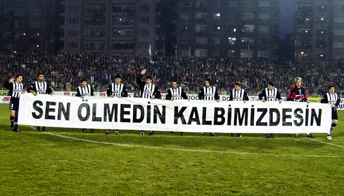 siyahbeyazarsiv's tweet photo. Gaffar Okkan'ın vefatından 3 gün sonra Diyarbakır deplasmanına giden takımımız sahaya "Sen ölmedin kalbimizdesin" pankartıyla çıktı. 

#AMDvBJK 2002 🔙 https://t.co/Q5cKczjfDO