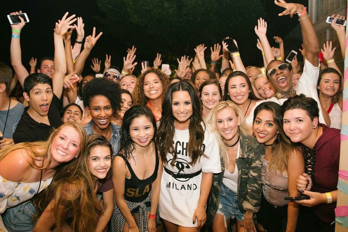 demilovatobr's tweet photo. Demi Lovato sobre a coisa que mais a deixa orgulhosa em sua trajetória:

“A conexão que tenho com meus fãs. Eles estiveram ao meu lado durante todos os momentos e continuaram me apoiando nos meus altos e baixos. Temos um vinculo indestrutível e eu literalmente não sei onde estaria sem eles”. 🩷