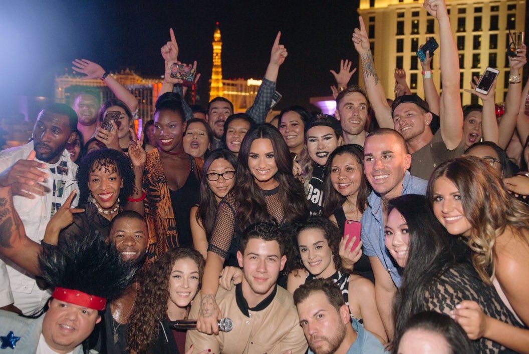 demilovatobr's tweet photo. Demi Lovato sobre a coisa que mais a deixa orgulhosa em sua trajetória:

“A conexão que tenho com meus fãs. Eles estiveram ao meu lado durante todos os momentos e continuaram me apoiando nos meus altos e baixos. Temos um vinculo indestrutível e eu literalmente não sei onde estaria sem eles”. 🩷