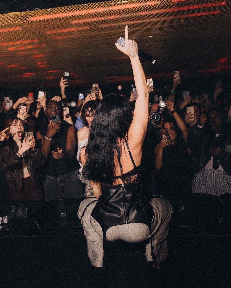 demilovatobr's tweet photo. Demi Lovato sobre a coisa que mais a deixa orgulhosa em sua trajetória:

“A conexão que tenho com meus fãs. Eles estiveram ao meu lado durante todos os momentos e continuaram me apoiando nos meus altos e baixos. Temos um vinculo indestrutível e eu literalmente não sei onde estaria sem eles”. 🩷