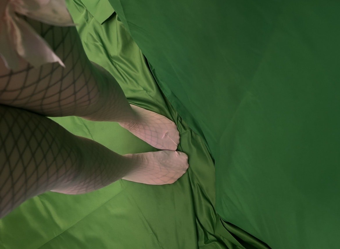 Yxorti_'s tweet photo. Get on your knees and kiss my feet #femboy #sissy #nsfwtwt #feetworshi̇p #femboyfeet https://t.co/WpAIxSObKH