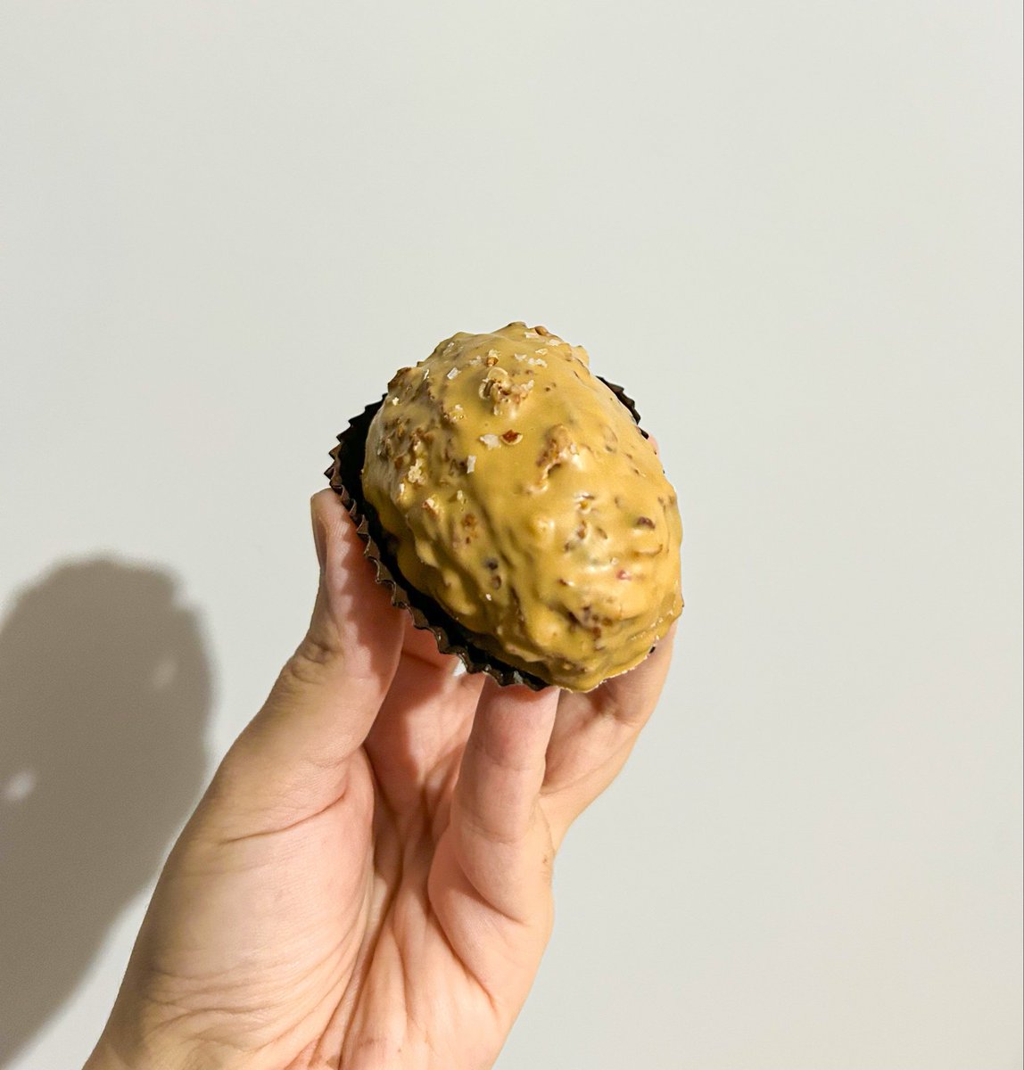 pandastron's tweet photo. Há pouco mandei esta foto no privado do @matsato em outra rede. Como achei injusto ele sofrer sozinho, vou maltratar todos vocês conjuntamente.

PS.: É morango coberto com brigadeiro de caramelo salgado e revestido de chocolate gold com sucrilhos crocantes. https://t.co/0ERwlRikzk
