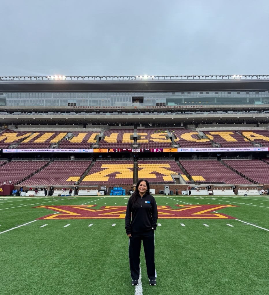 PabloViruega's tweet photo. Gaby Martínez, @lamthezebraLJ arbitra mexicana 🇲🇽, hace historia. Se convirtieron en la primera latinoamericana en formar parte de una planilla de árbitros en juego de #NCAA Div I Del Big Ten #Akron vs #Minnesota 

¡FELICIDADES GABY! https://t.co/kvpslXegPA