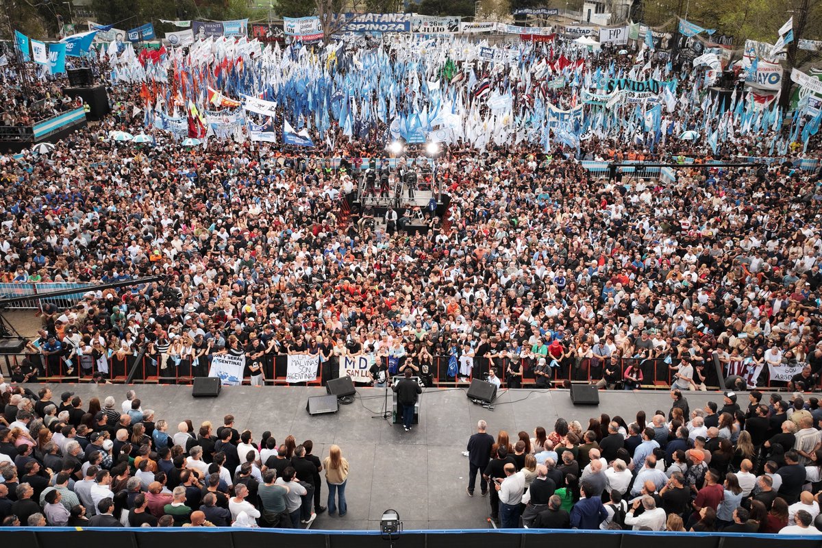 Kicillofok's tweet photo. Aunque la están pasando mal, muchos argentinos todavía no visualizan una salida. Nuestra tarea es demostrar que existe algo mejor. El peronismo tiene que ser la columna vertebral de la construcción que viene, pero con el peronismo solo no alcanza. Tenemos que convocar a todos los sectores que quieren una Argentina distinta a la que propone Milei.