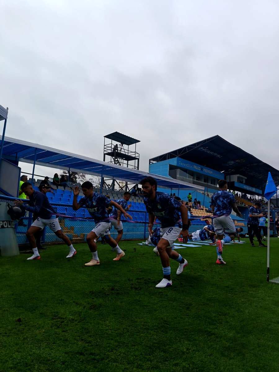 HablemosCristal's tweet photo. Previa del partido aquí en el Gallardo.🚍⚽
#sportingcristal #fuerzacristal #hablemosdecristal
#previaceleste #periodismodeportivo #celestes #16años https://t.co/zJT9zsUMXf