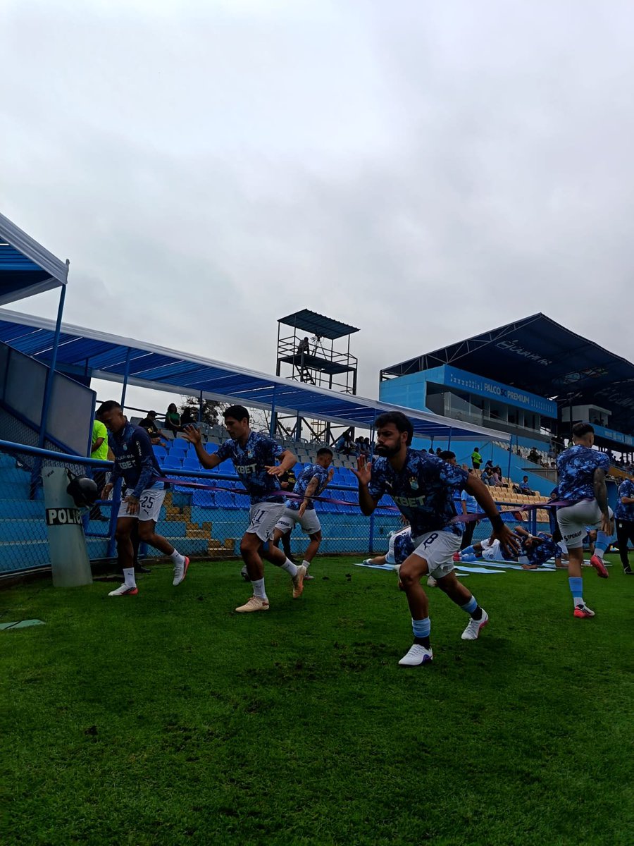 HablemosCristal's tweet photo. Previa del partido aquí en el Gallardo.🚍⚽
#sportingcristal #fuerzacristal #hablemosdecristal
#previaceleste #periodismodeportivo #celestes #16años https://t.co/zJT9zsUMXf