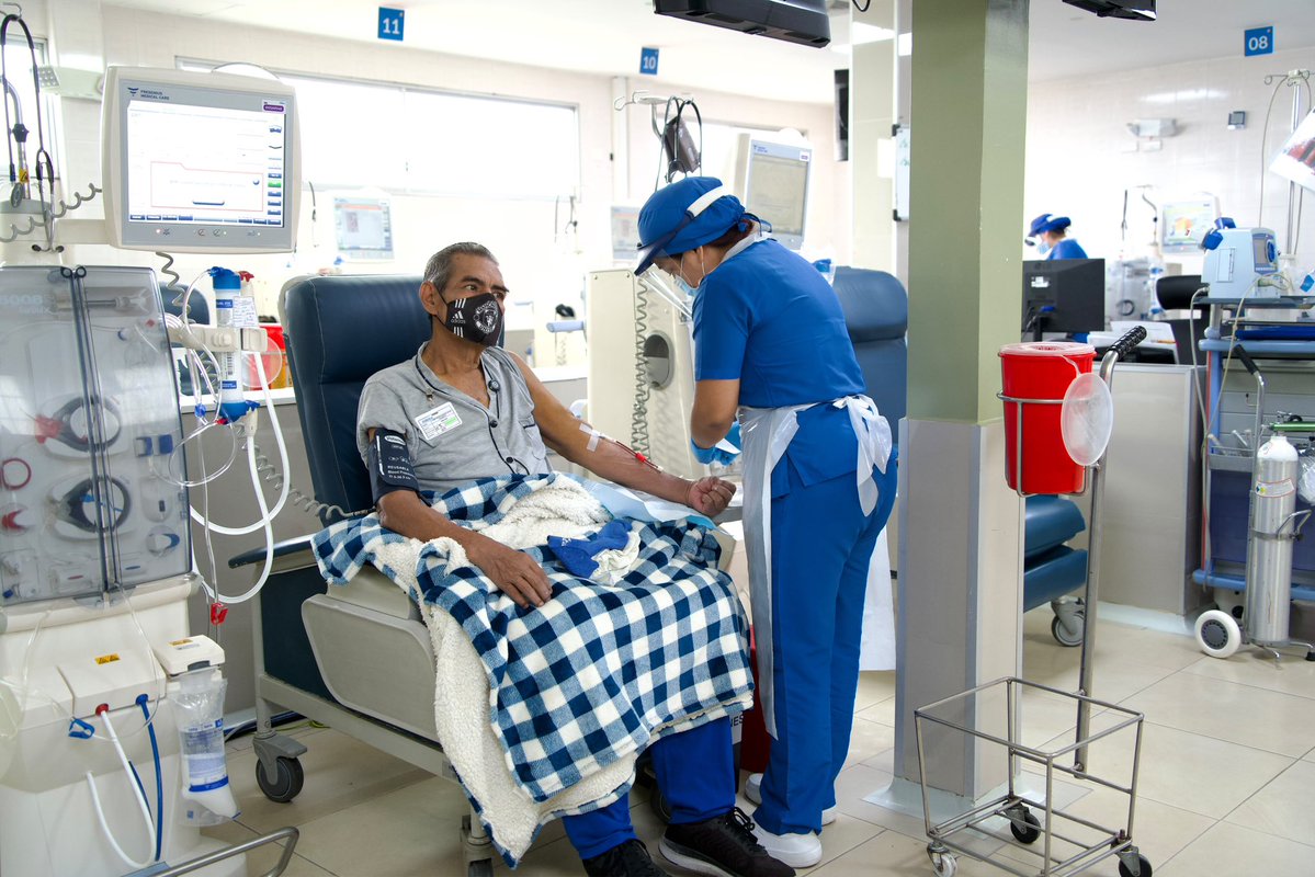 BernardoCordovz's tweet photo. #EnTerritorio | Visité la dializadora Sur Pasal, en Guayaquil, donde conocí de cerca el trabajo que realizan para atender a más de 80 pacientes del @IESSec. Este centro, especializado en hemodiafiltración y diálisis convencional es un pilar fundamental en la atención de nuestros asegurados.

Durante el recorrido, dialogué con los pacientes, escuché sus historias y entendí mejor sus necesidades. Este espacio me permitió constatar la importancia de ofrecer tratamientos oportunos que realmente mejoran la calidad de vida de quienes dependen de estos servicios.

Estoy comprometido a continuar con los pagos mensuales a los prestadores externos para garantizar que nuestros asegurados reciban la atención que merecen, porque su bienestar es nuestra prioridad.

¡Recorremos, dialogamos y mejoramos!

#ParaEsoEstamos