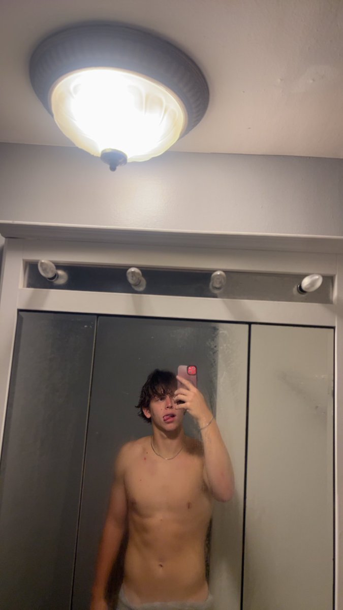 Munnnchh's tweet photo. -6”4
-M21
-loveeeee to eat😩😩💋👅
-dm me
-bwc
-on here for fun
-collab?
-trade?

#nsfwtwt #bwc #abs #showoff #nsfw #rateme https://t.co/Rw2YUeVTdo