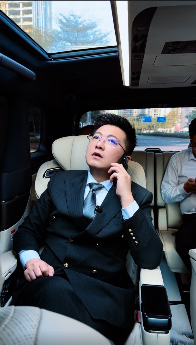 LCkytz's tweet photo. 2011年，愚蠢我:
我买了一个1000块的山地自行车～
1000块是巨款……

一口气骑几十公里，在北京北五环上一圈圈……磨到自己裤裆疼……

因为太穷了，看不到出路，日复一日的重复……又没认知，又没贵人、又没圈子……

只能那样折磨自己…… https://t.co/o81VAL5217