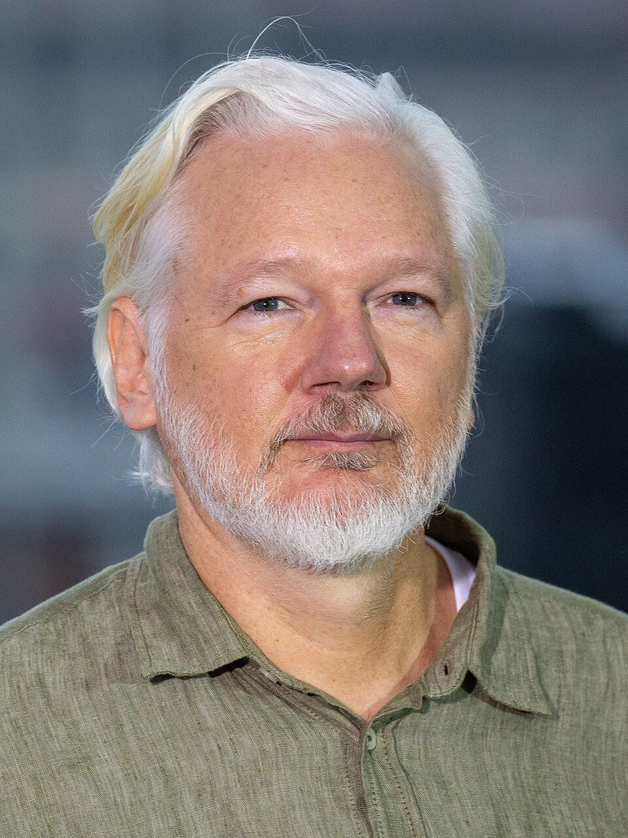 0ivankaTrump1's tweet photo. If you get a chance to meet Julian Assange would you shake hands with him ?

1 - ○ Yes
2 - ○ No https://t.co/2urHFJgiYD