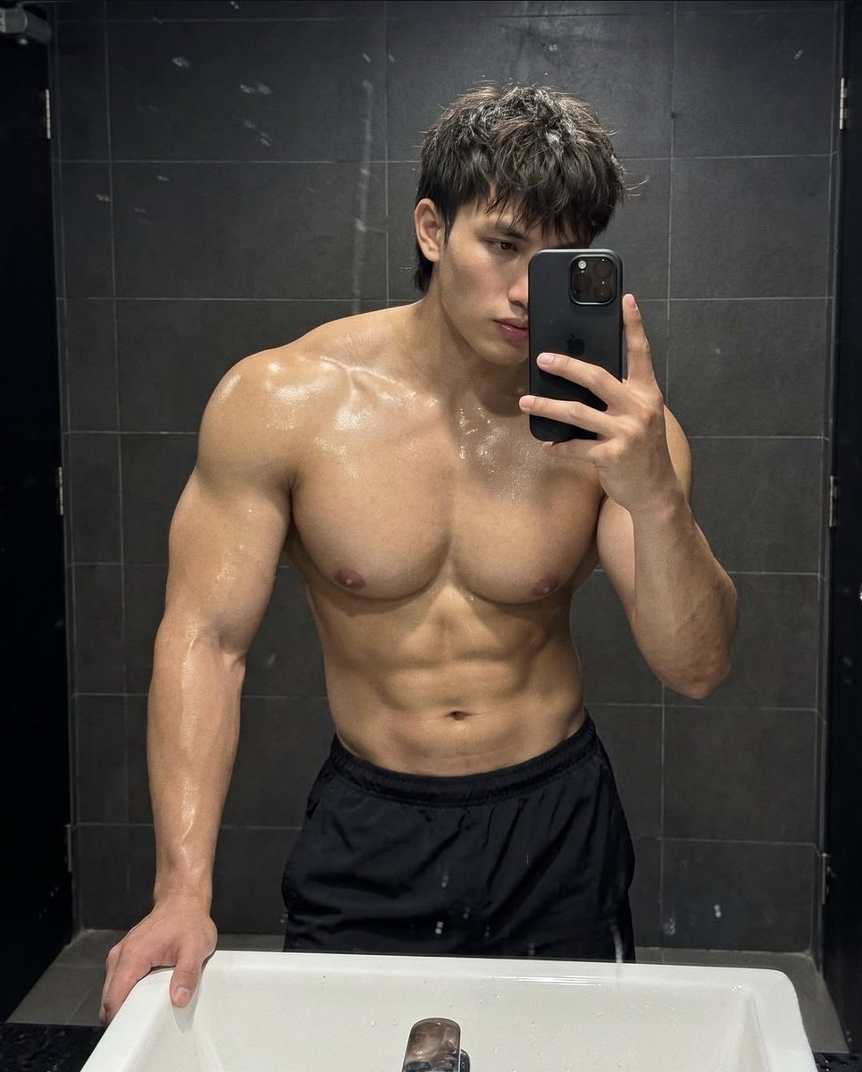 UserUnknowwwnnn's tweet photo. IG: leo.187cm https://t.co/8B8ToNVHlm