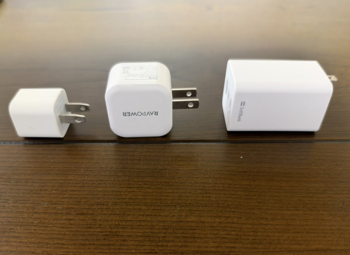 maru910's tweet photo. iPhone の充電器の変遷。
キドニーグリルを思い浮かべたわ！😎 https://t.co/gvbgcEGi7x