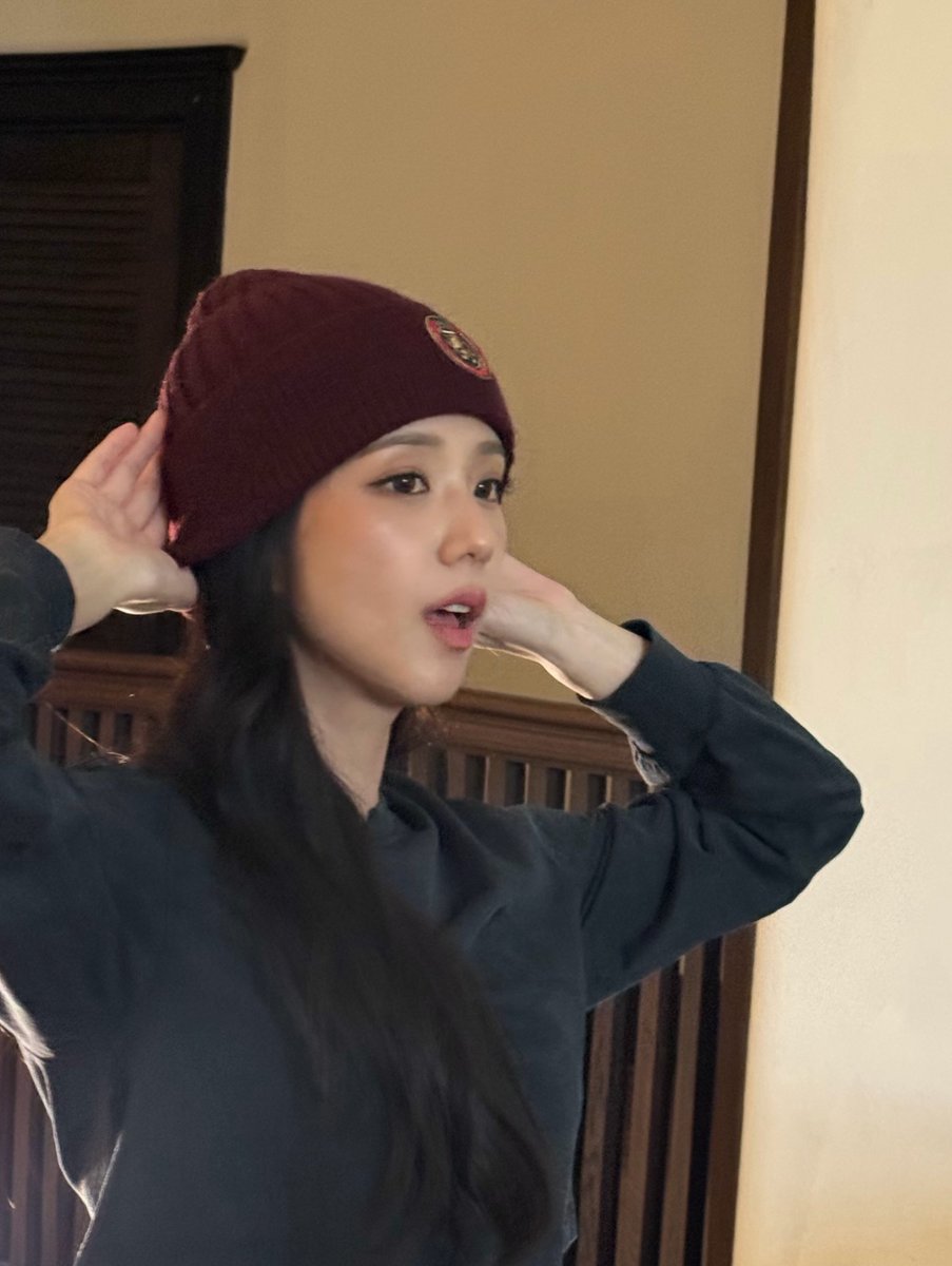 spinorbinmusic's tweet photo. JISOO in new photos and she is looking absolutely GORGEOUS as always! 😍🔥✨ 

She really said "effortlessly stunning? always!" and we have completely ZERO complaints! 💅👑📸 #JISOO #지수 #BLACKPINK https://t.co/yFrECG8qgC