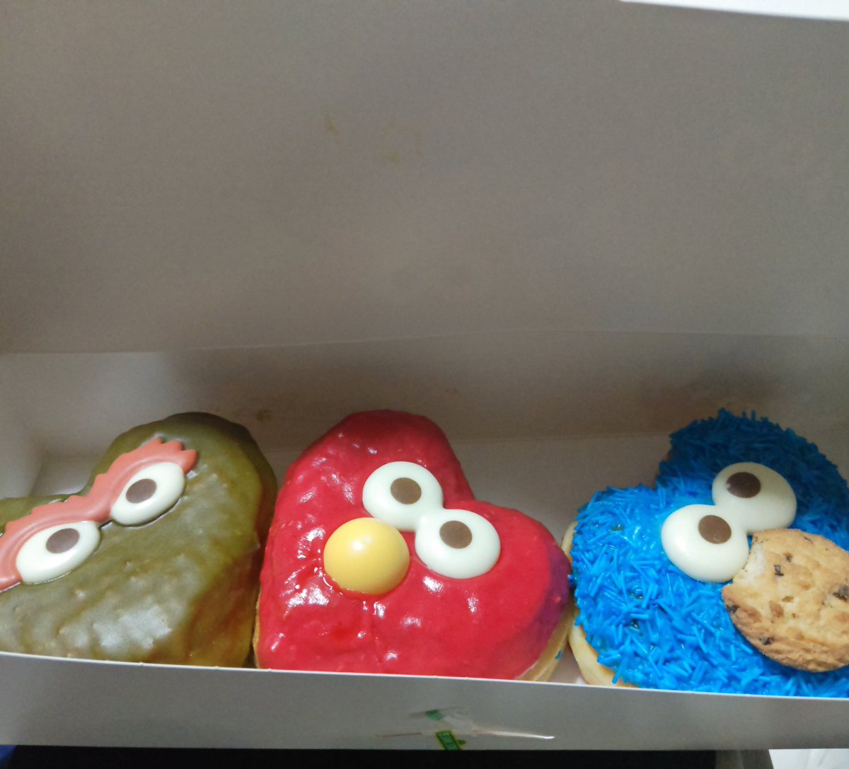 No2Bert's tweet photo. お持ち帰り、ハートのエルモとクッキーとオスカー
お皿付きで結構いい値段だったよ🤣
丸いドーナッツよりハートの方が少し小さいから食べれたよ🤣
やっぱり顔は食べないんだよね😀
#セサミストリートMarket
#ドーナッツとお皿のセット
#ハートのエルモ 
#ハートのクッキーモンスター
#ハートのオスカー https://t.co/Dj3g5pR8sK