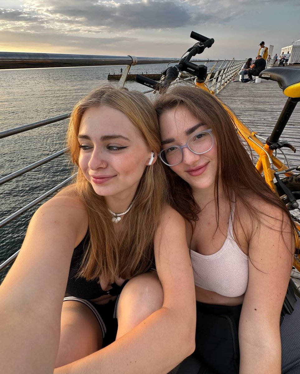5secondsofTiff's tweet photo. going out for a bike ride with friends on the weekend and getting to stop and enjoy the ocean along the way feels so good 😊🌊🚲 https://t.co/GxygJnpHLX