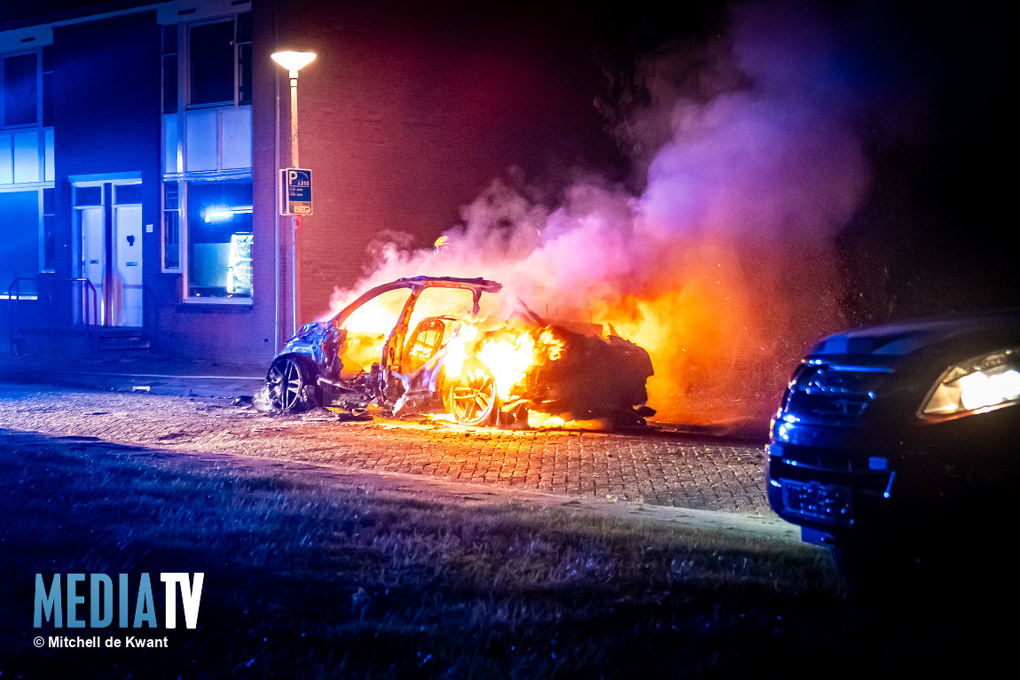 Personenauto volledig in brand in Rotterdam