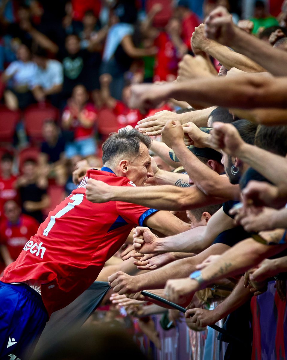 UltrasPresent's tweet photo. Los jugadores del Osasuna tras marcar el gol se fueron a celebrarlo con sus ULTRAS saltando a la grada de Indar Gorri 🔴🔵 para abrazarse juntos.

(Respeto y honor para esos jugadores 👏👏👏👏👏👏👏👏 )

(SIN DUDA HA SIDO LA IMAGEN DE LA JORNADA)

CA Osasuna - Rayo Vallecano. https://t.co/CluOc44eHs