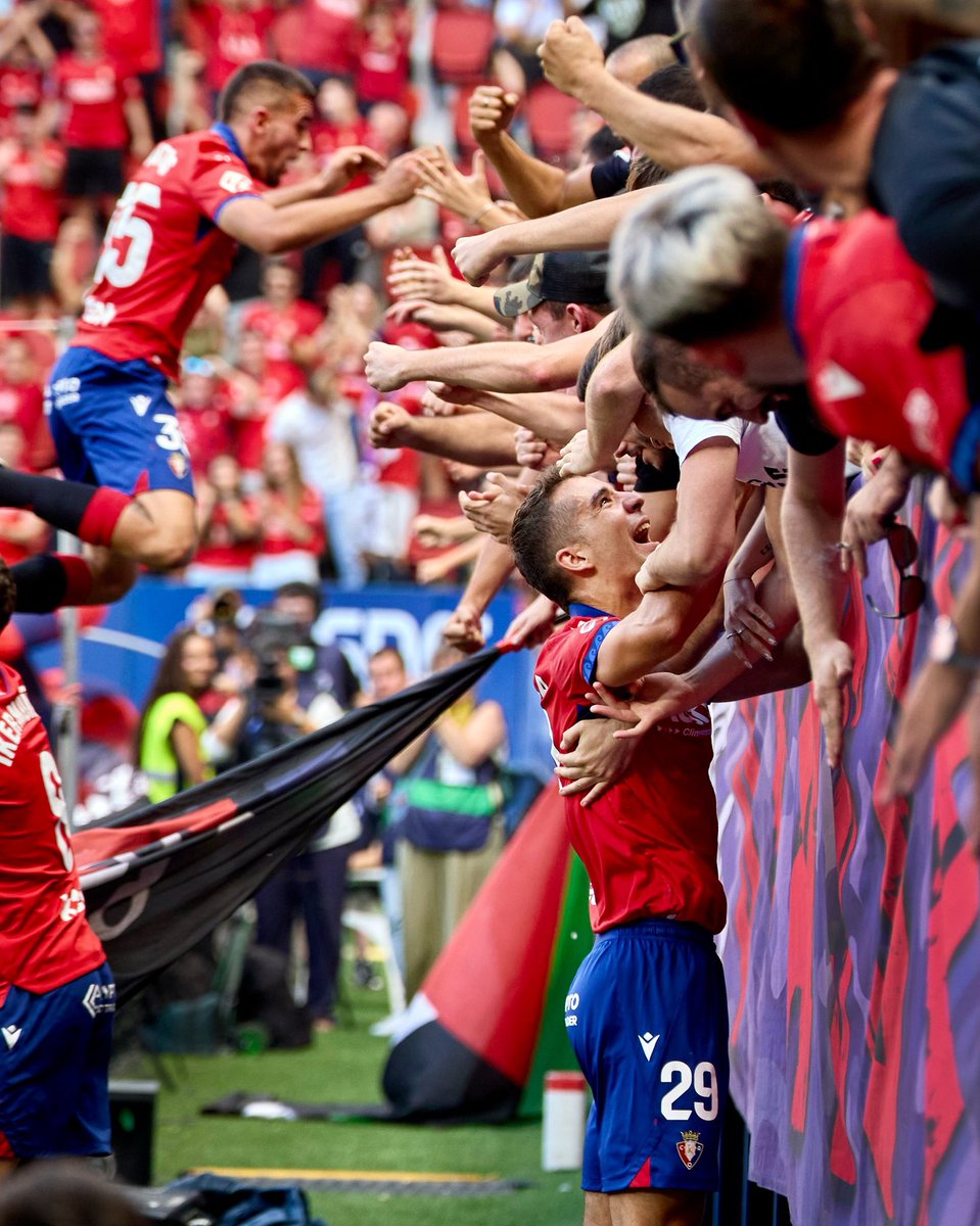 UltrasPresent's tweet photo. Los jugadores del Osasuna tras marcar el gol se fueron a celebrarlo con sus ULTRAS saltando a la grada de Indar Gorri 🔴🔵 para abrazarse juntos.

(Respeto y honor para esos jugadores 👏👏👏👏👏👏👏👏 )

(SIN DUDA HA SIDO LA IMAGEN DE LA JORNADA)

CA Osasuna - Rayo Vallecano. https://t.co/CluOc44eHs