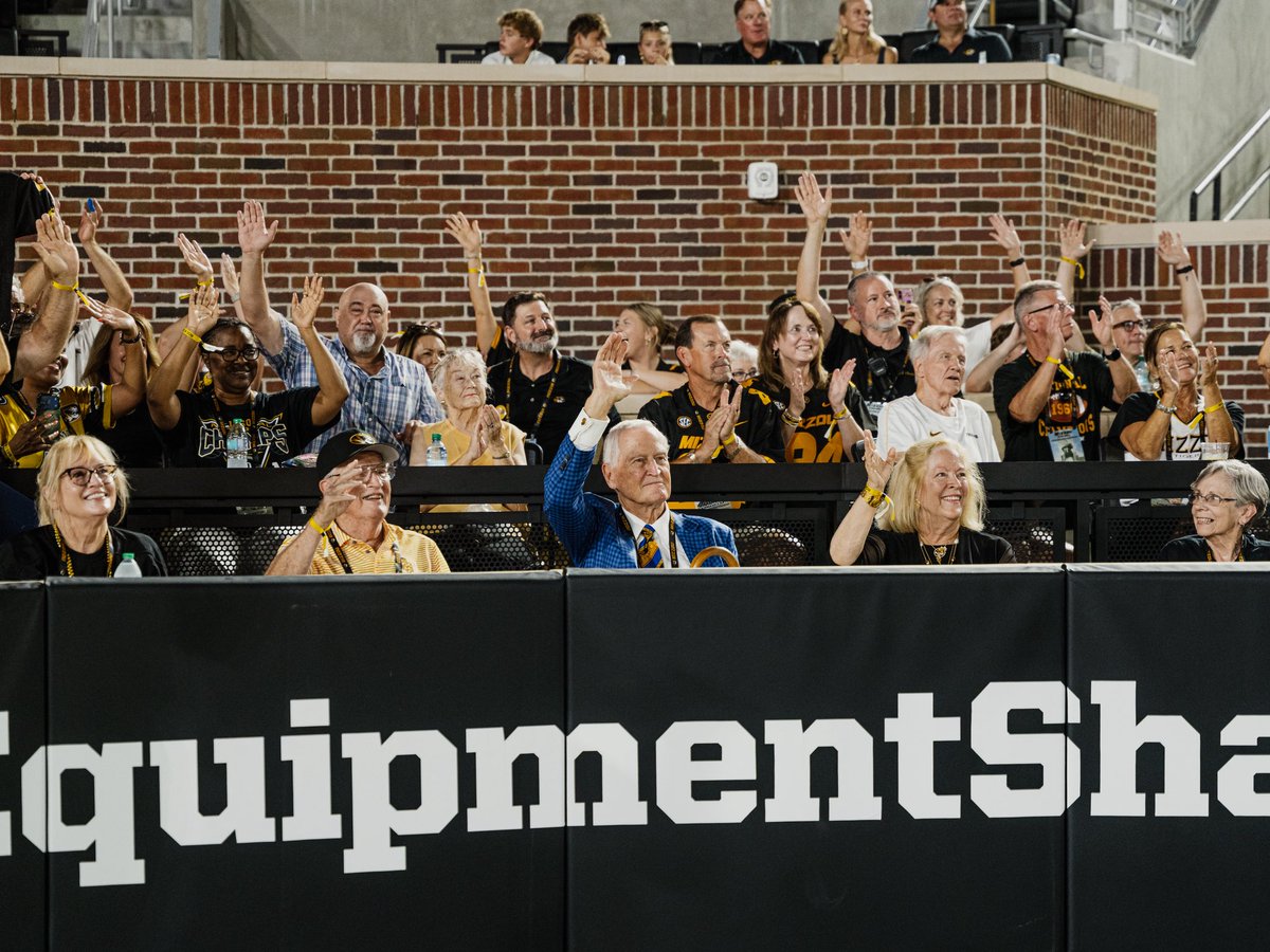 MizzouAthletics's tweet photo. 100 years of Memorial Stadium.

A night to honor the 1960 Mizzou Tigers, national champions. 🏆 https://t.co/z0vyHutgVT
