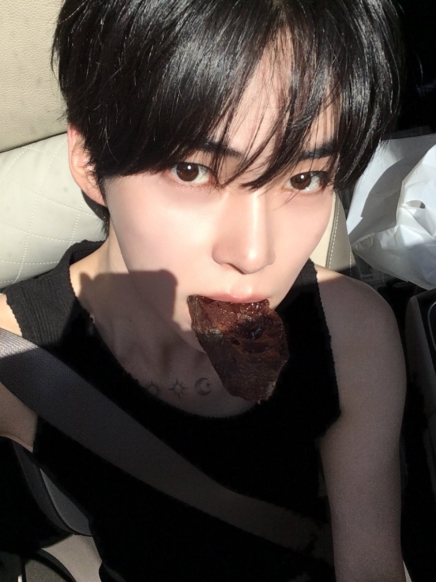 kitty_b1n's tweet photo. 이런 존예얼굴로 이러시면 곤란해요,, #성한빈 https://t.co/C08cYP1bNv