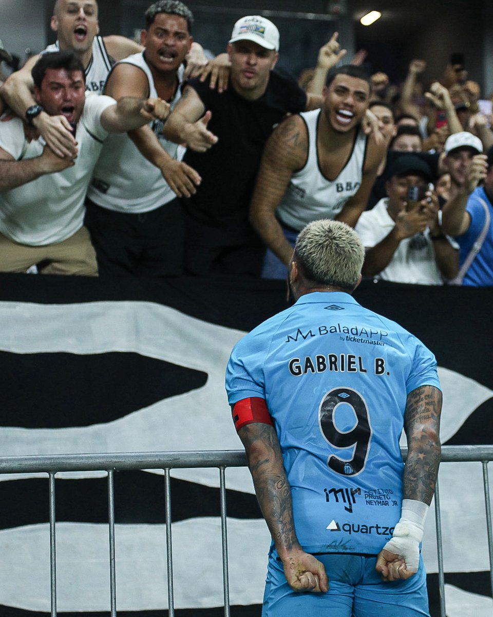 SantosFC's tweet photo. Meu coração branco e preto,
Se eu visto manto,
Me sinto um herói no campo!

GABRIEL B. 💪🏽🤍🖤 https://t.co/9EsCQ37Wo5