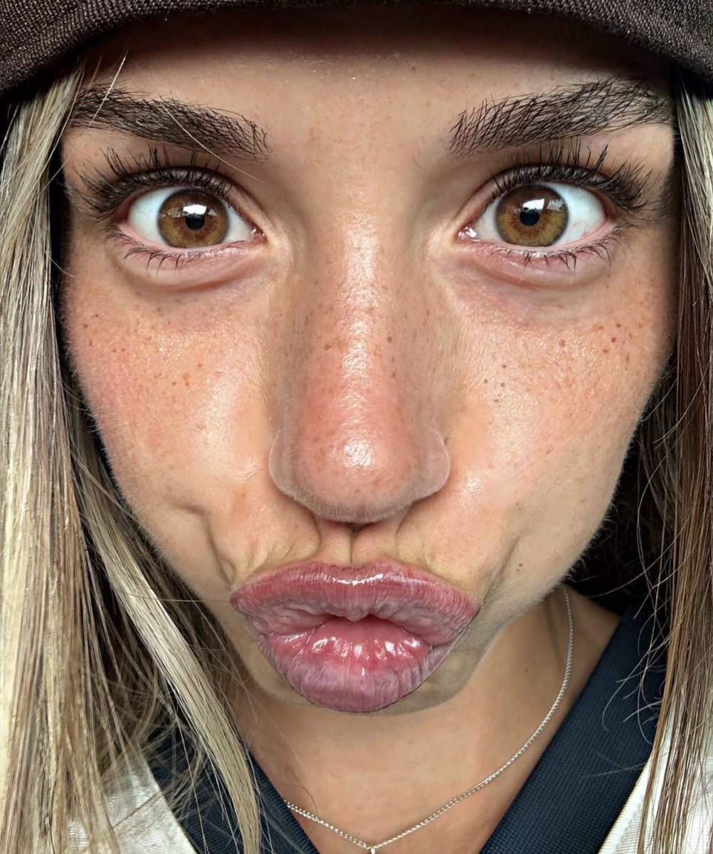 nsfwluvvv's tweet photo. lips and tits >> #tits #lips #goonfuel #celeb #charli https://t.co/wwweeDJTaO