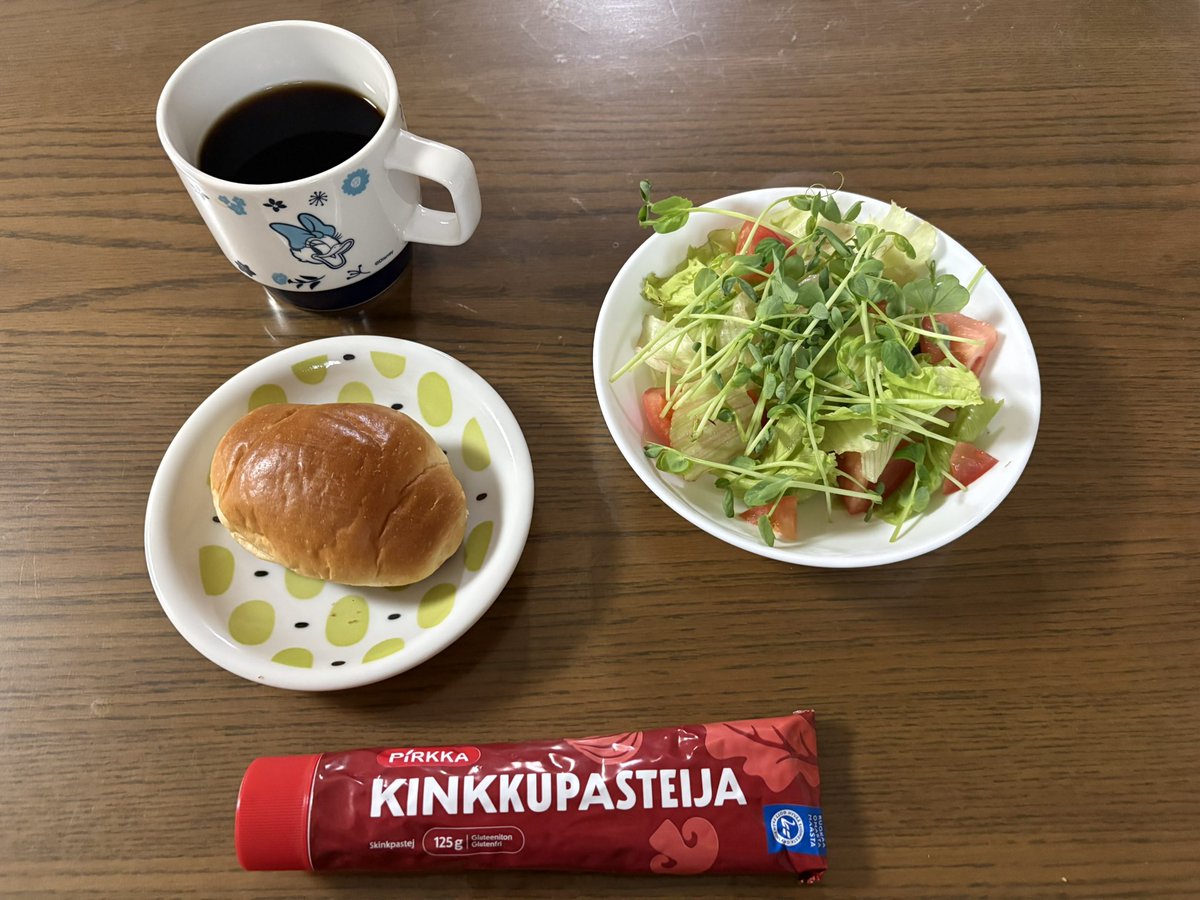 KinariTabi's tweet photo. 母が出窓で楽しんでる豆苗の再生栽培

もっさもっさになってたので、サラダにして朝ごはん

そういえば！！
この夏、ラップランドで入手したKINKKUPASTEIJA（キンックパステイヤ）」ハムの塗るペーストなんだけど存在を忘れてた！

思い出して良かった
手軽で便利　シーチキンをなめらかにした感じ🇸🇪 https://t.co/PLJuwIzzlp