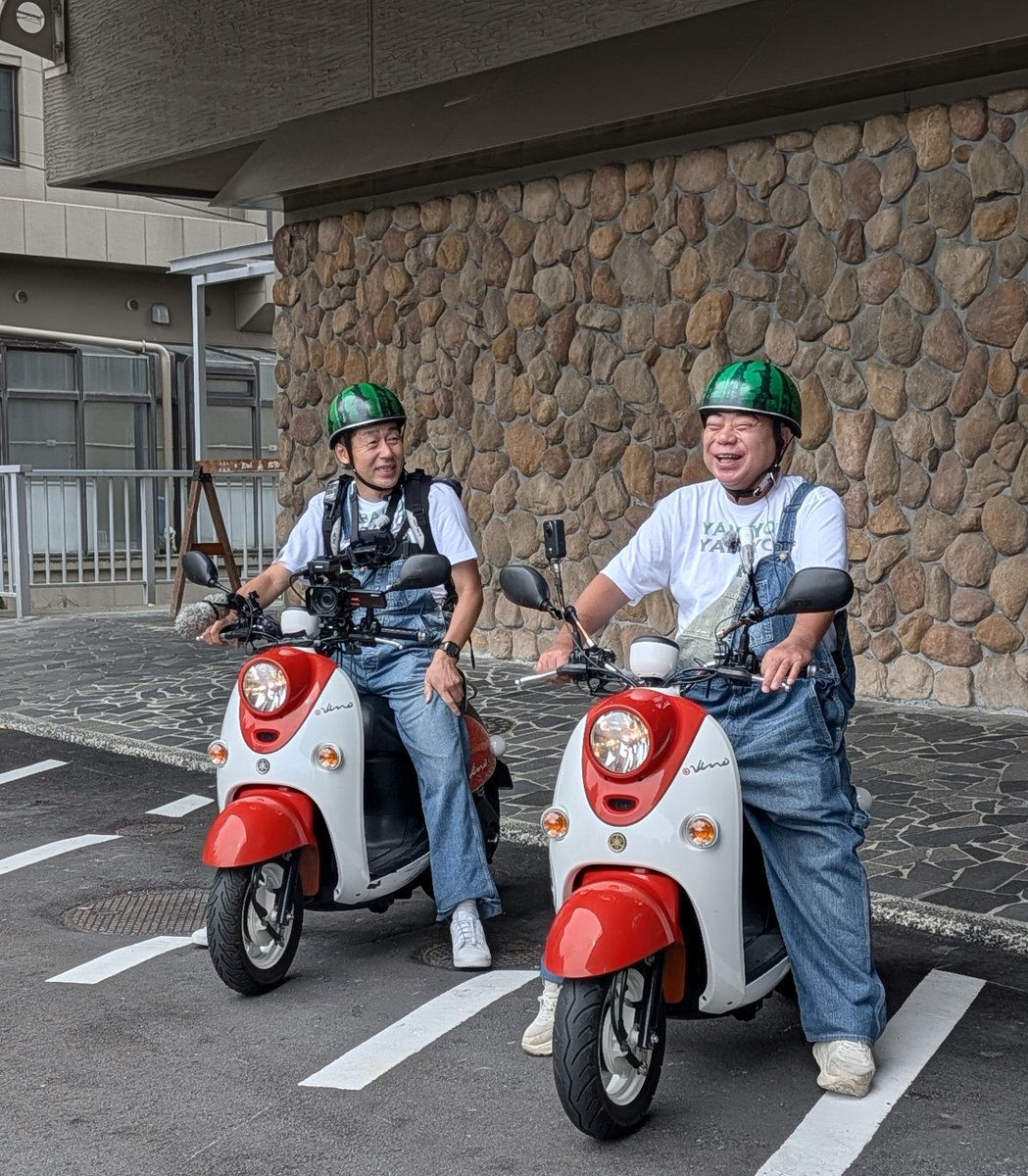 take_shix's tweet photo. 今日は朝から有力情報を得たので、上諏訪へ行ってみたらまたまた出会えました！
今回は、なんとゲストの森田さんとスリーショットで写真を撮ってもらえました😭
最高のシルバーウィークとなりました。
#出川さん
#出川哲朗の充電させてもらえませんか？ https://t.co/O8Q7MQfhi5