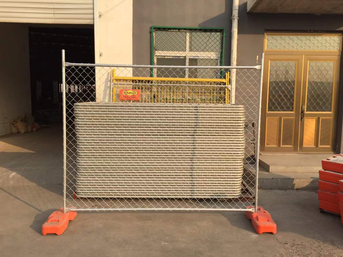 wiremeshshop's tweet photo. 🚧 Temporary fencing, ready to move when your project does.

Chain link mesh + sturdy frame = a practical solution for construction sites, events, road works, and temporary areas.

Easy to handle. Easy to relocate.

#TemporaryFencing #ChainLinkFence #Construction #Fencing https://t.co/W2aHwRindM