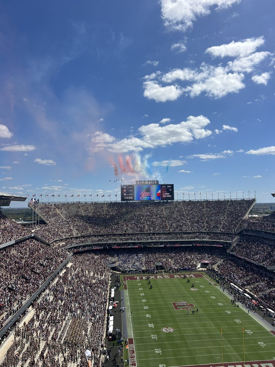 maddymcampbell3's tweet photo. What a day to be a Wildcat in College Station!! 😼💙👏🏼 #steintime @JDM__405 @morgan_emilee https://t.co/x7hE39ZQau