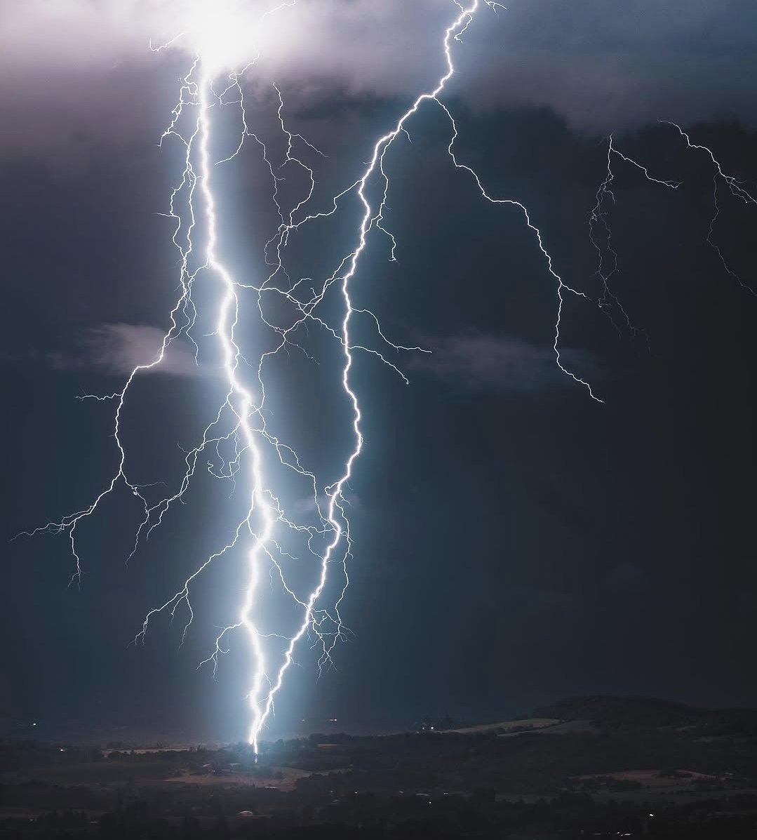 ChristianCAIL1's tweet photo. @ladynirvanaoff Comme un orage....puissant dévastateur..🤣🥰😍 https://t.co/y961gzB9R8