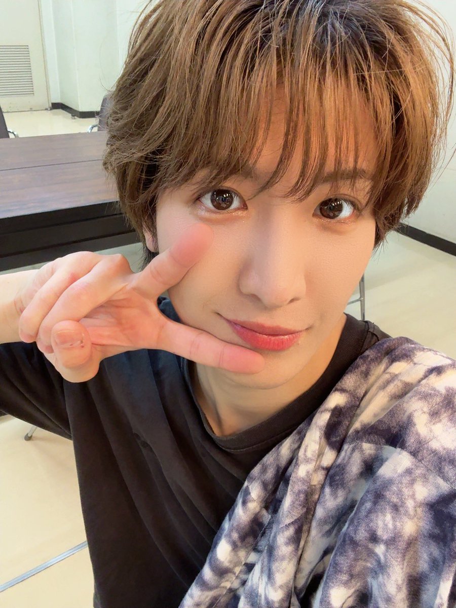 takuya_matsuri's tweet photo. おはようございます😋❣️

今日は朝から福井県に向かってます🤩💗
今日は初めて福井でライブをやらせていただきます❤️🥰

しかも海辺で🌊🏖️🎤

台風もなんとか大丈夫そうでよかった🥹❤️‍🔥

今日も楽しむぞー🤩❣️
どうか雨降りませんように😭🫶

あ、うちには晴れ男まことがいるから大丈夫か🥰👍🏻

今日は日曜日だけど
みんな今日は何するのー？🥳💕

#MATSURI
#松岡卓弥