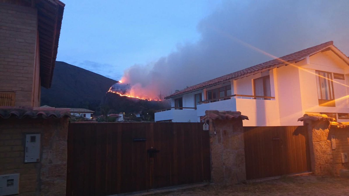 CarlosACrespoC's tweet photo. URGENTE: CERROS DE VILLA DE LEYVA BAJO FUEGO
Por favor ayuda a replicar este mensaje.
#VillaDeLeyva Cerros del Santuario de Fauna y Flora de Iguaque bajo fuego en expansión. 
https://t.co/7PQB9qFwHe https://t.co/ONxCkCrETd
