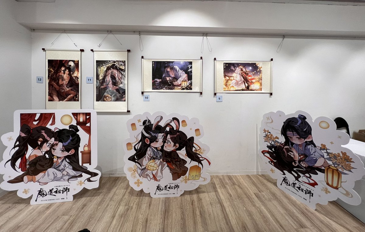 23hobby_niji's tweet photo. 🌙 POP UP SHOP 本日より開催 🌙

大河幻想ラジオドラマ「魔道祖師」
～月華に宿る、生涯の伴～
POP UP SHOPが、本日よりOPENBASE SHIBUYAにてスタートしました✨

会場では、描き下ろしイラストを使用したグッズや展示をお楽しみいただけます。
皆さまのご来場を心よりお待ちしております🌕

開催期間中の営業時間や商品の品切れ状況など、運営に関する最新情報は、本アカウントより随時お知らせいたします。

📅 9月20日（日）～10月4日（日）
⏰ 11:00～19:00
📍 OPENBASE SHIBUYA
東京都渋谷区宇田川町14-13
宇田川町ビルディング B1F・1F
（PARCOと東急ハンズの間）

#魔道祖師日本語版ラジオドラマ
#魔道祖師
