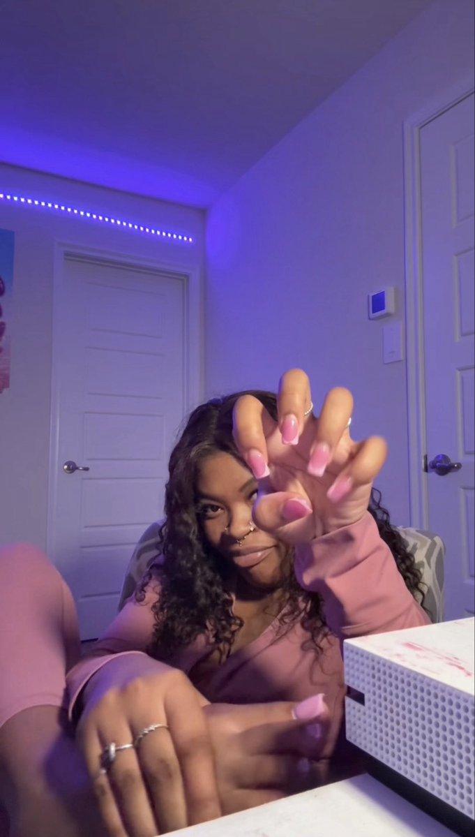 empresschynaa's tweet photo. French tip on the hands and toes🫦
#nails #feet #blackgirls #payme https://t.co/fQZYpMAV4j