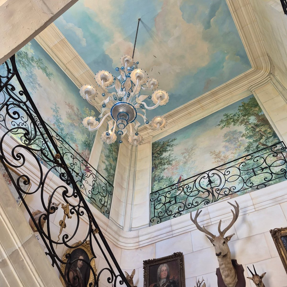 MariaRociio's tweet photo. Un jardin se trouve a l'intérieur du château dans la cage d'escalier https://t.co/fCRDNYXBoW