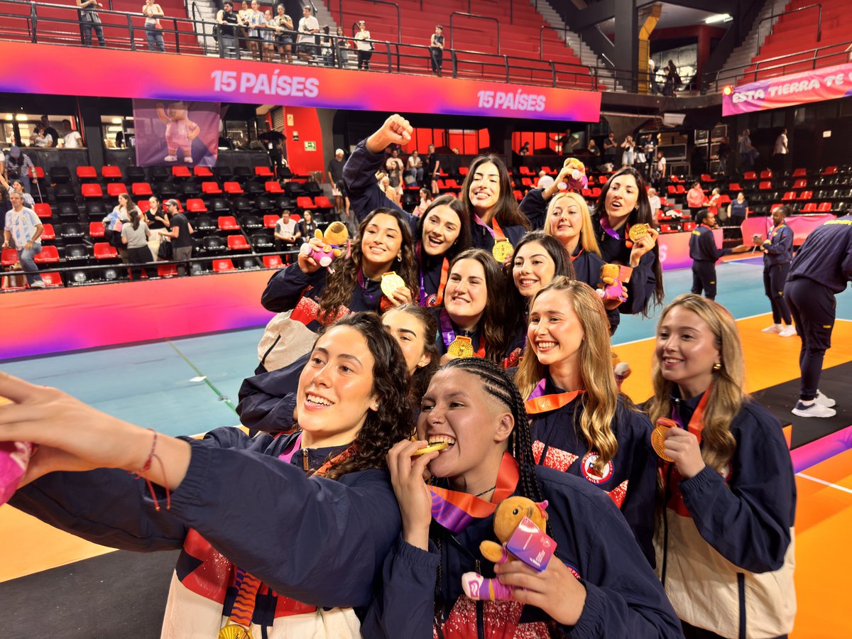 INDChileOficial's tweet photo. 🏆🇨🇱 Momentos que quedan para la eternidad ❤️
Imágenes que dan cuenta de una jornada inolvidable para el vóleibol femenino en los Juegos Suramericanos Santa Fe 🇦🇷.
Porque hay triunfos que se celebran en la cancha… y se guardan para siempre en la memoria🥇🏐 https://t.co/06mbLZFDhp