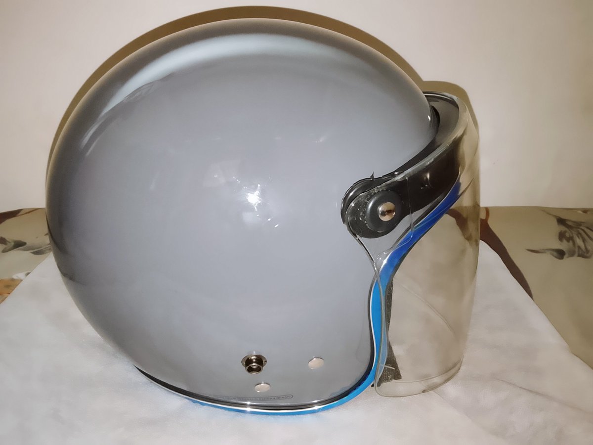 sftrnu12's tweet photo. Helm aku baru guys, akhirnya setelah 9 tahun dapat ganti helm baru. 
Aku beli di online sih, sebenarnya maju mundur tapi akhirnya memutuskan coba beli di online, hasilnya ga zonk bagus sesuai dgn gambar,pilihan warnanya banyak bgt
https://t.co/3WDCXIKz8j https://t.co/T0Yo2cpDR5