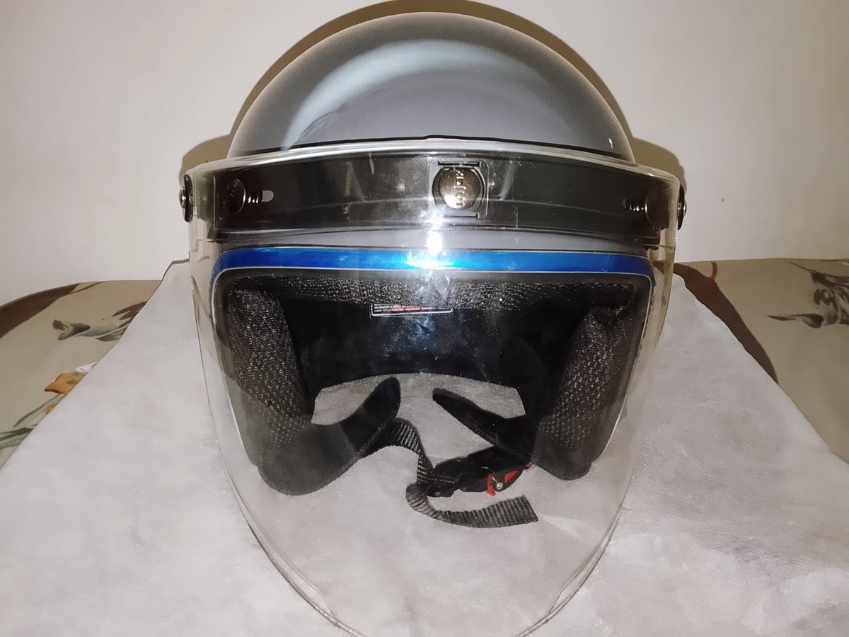 sftrnu12's tweet photo. Helm aku baru guys, akhirnya setelah 9 tahun dapat ganti helm baru. 
Aku beli di online sih, sebenarnya maju mundur tapi akhirnya memutuskan coba beli di online, hasilnya ga zonk bagus sesuai dgn gambar,pilihan warnanya banyak bgt
https://t.co/3WDCXIKz8j https://t.co/T0Yo2cpDR5