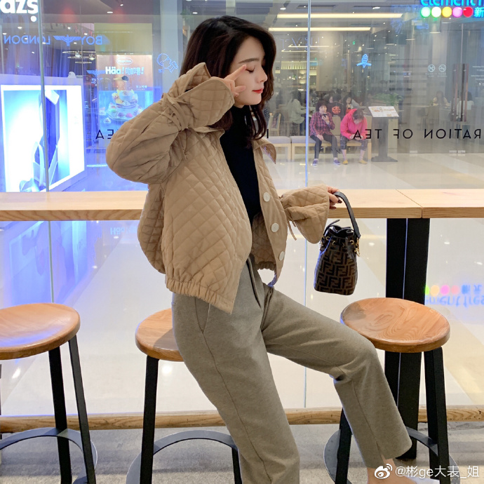 ehfprince's tweet photo. A stranger handed me a warm hot cocoa when my subway got delayed and I was freezing. Small acts that make a tough day softer. https://t.co/zx9G6RYFep