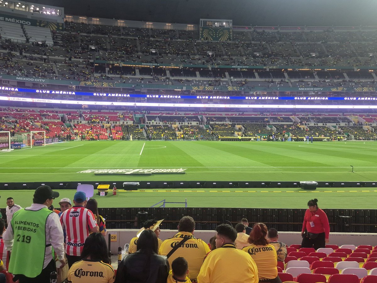 _minluver's tweet photo. Lista para ver a mi rebaño sagrado, los amo @Chivas Siempre con ustedes ❤️🤍 https://t.co/PvD9i82vyC