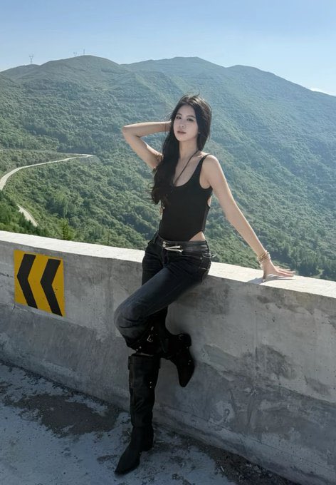 katrinka47's tweet photo. 想在山顶路边脱光发骚，然后被路人拖到车里轮流操烂，边操边拍视频，射满浓精尿进靴筒，穿上它裸体走让精尿混着骚水从裸腿流下👢🥵💦 #女大 #反差 #靴控 #母狗 #长靴 #骚货 #漏出 #暴露 #媚��� #自毁 #发骚 #胁迫 #羞辱 #精厕 https://t.co/X4gmZ4uGGW