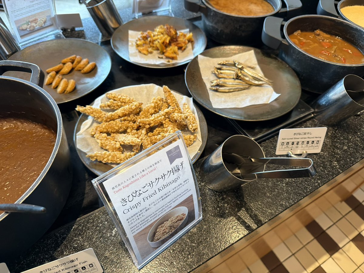 lontano76's tweet photo. 朝食はレストランにて。マリオットのプラチナ以上であればウェルカムギフトで選択できます。ちなみに火〜金はレストラン一択とのこと。
鹿児島の食材を使った料理がふんだんに。鶏飯や薩摩揚げ、キビナゴなどご当地ものが味わえるのは嬉しい。和洋様々、品数豊富です。 https://t.co/mb4hbncLVb